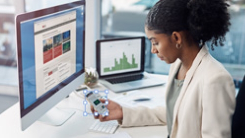 Employee in front of the work screens